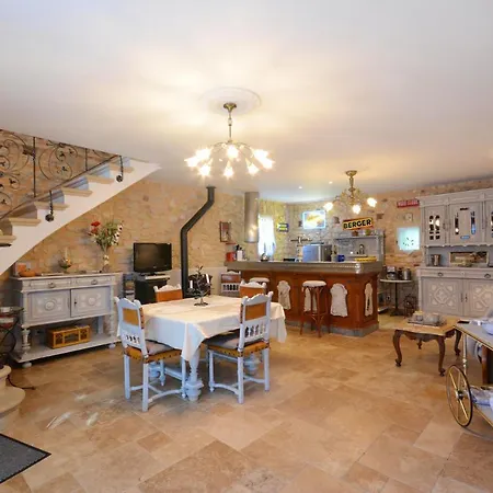 Maison Avec Piscine Part. Holiday home *